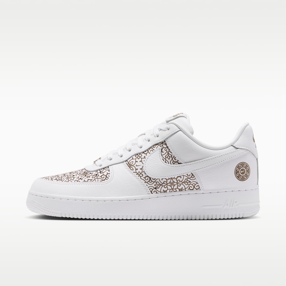 White Air Force 1 Low Top Shoes. Nike.com